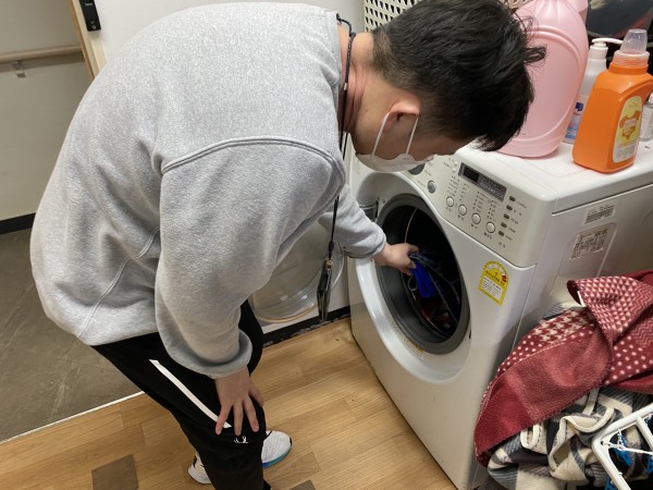 완료된 빨래를 뺴는 모습