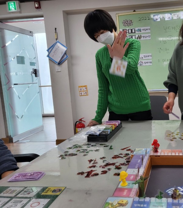 힘차게 주사위를 굴리는 모습