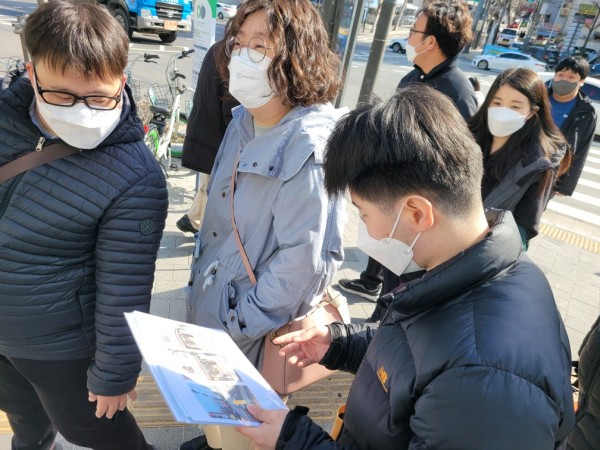 알기쉬운 지도를 활용해 동료들과 함께 길을 찾아보고 있습니다.