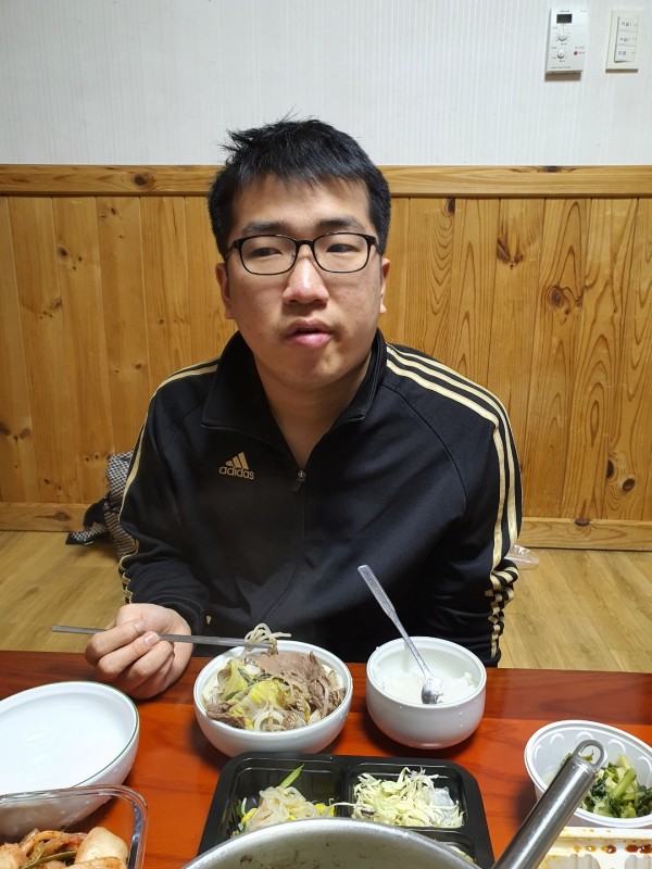 만든 요리 식사하는 모습