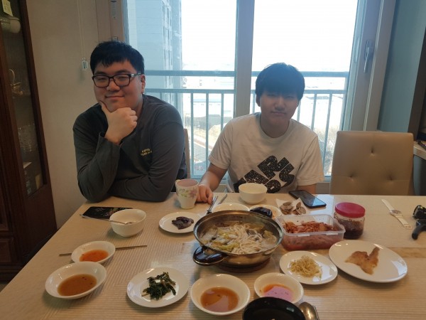 가족이 함께 식사하는 모습