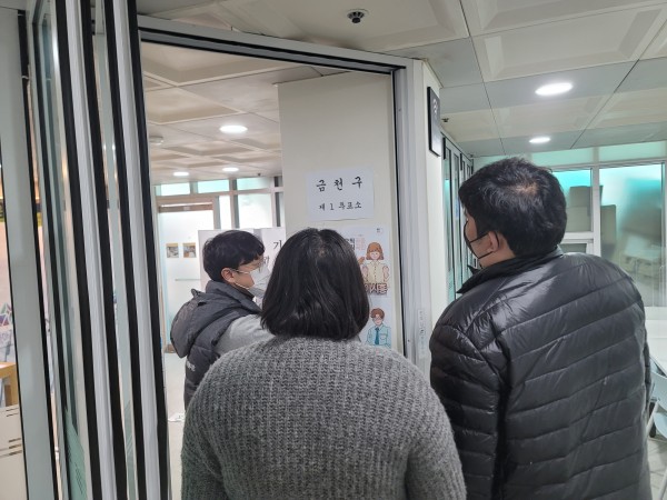 투표하는 방법에 대해 설명하는 모습