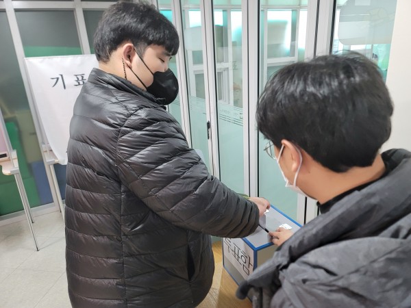 투표함에 투표하는 모습