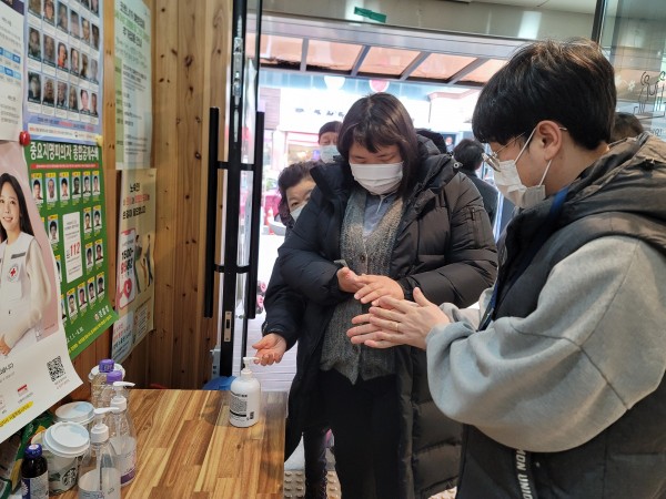 실제투표소에서 손소독하는 이용자 모습
