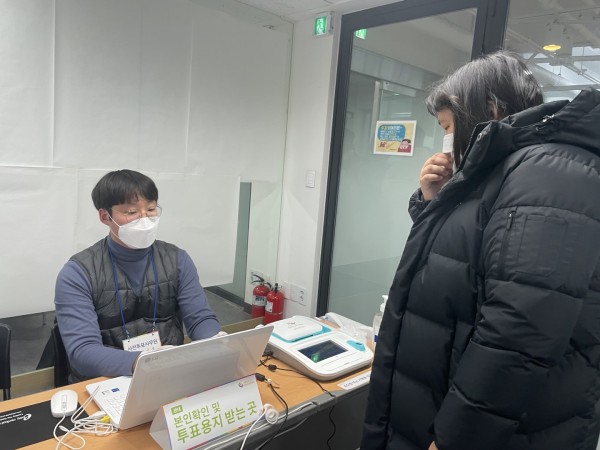 실제 투표소에서 투표용지를 받는 이용자 모습
