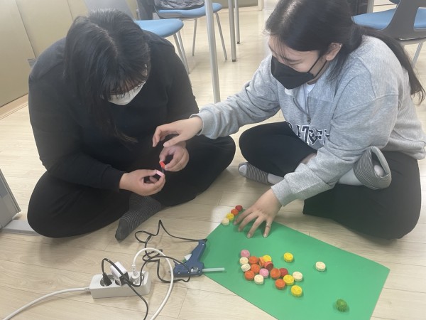 글루건을 활용하는 이용자 모습