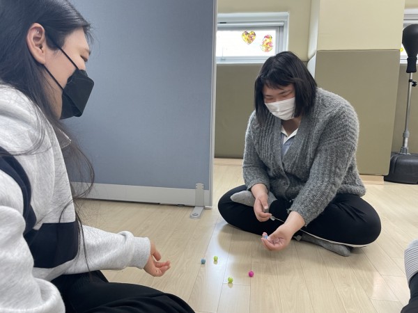공기놀이에 전념하는 이용자 모습