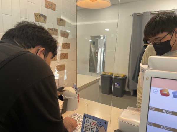 aac를 활용하여 음료를 고르는 이용자 모습