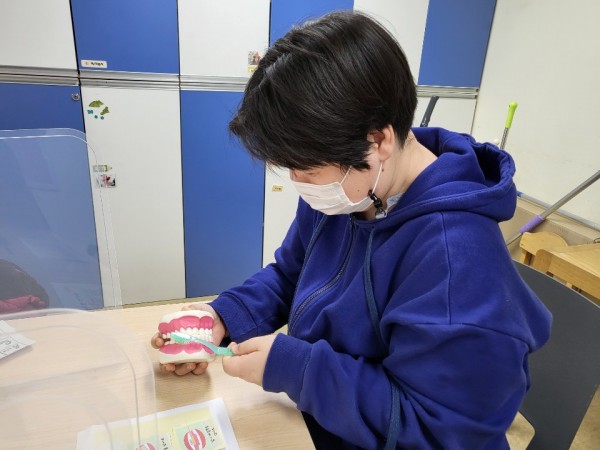 양치질 훈련하는 모습