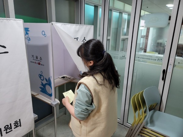 반장선거를 위해 기표소에 들어가는 모습