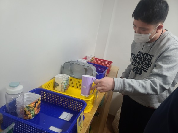 알맞은 자리에 소지품 정리하는 모습