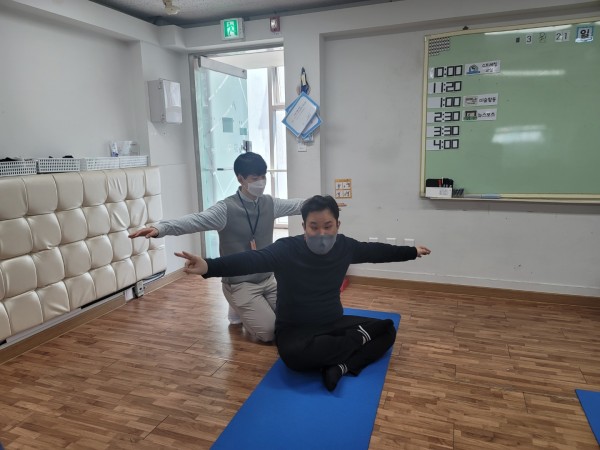 양 팔을 벌려 스트레칭 하는 모습