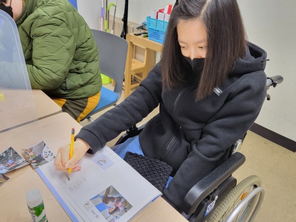 일기 쓰는 모습