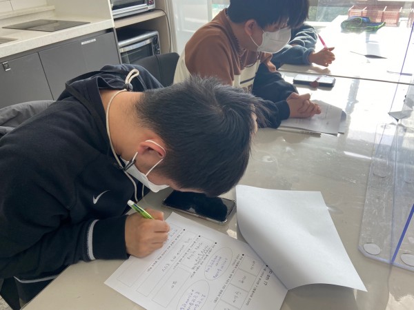 너무나도 성실하게 자기소개할 활동지를 작성하는 모습입니다