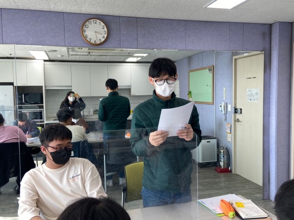 취득한 자격증에 대해서 설명하는 모습