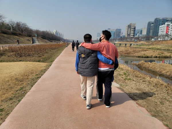 안양천 산책하는 모습