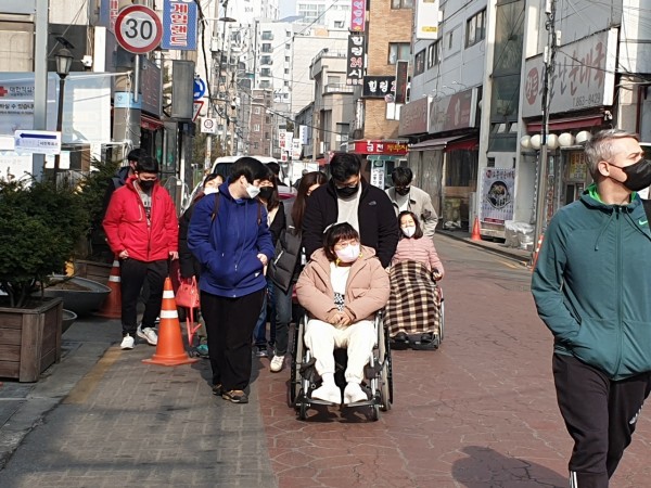 사전 투표하러 이동하는 모습