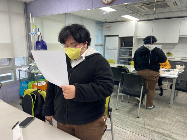 작성한 자기 소개에 대해서 자신있게 발표하는 모습입니다