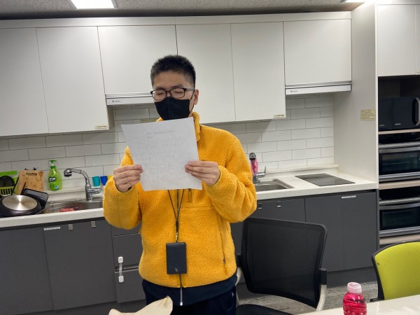 또박또박 자신이 쓴 글을 발표하고 있는 모습입니다