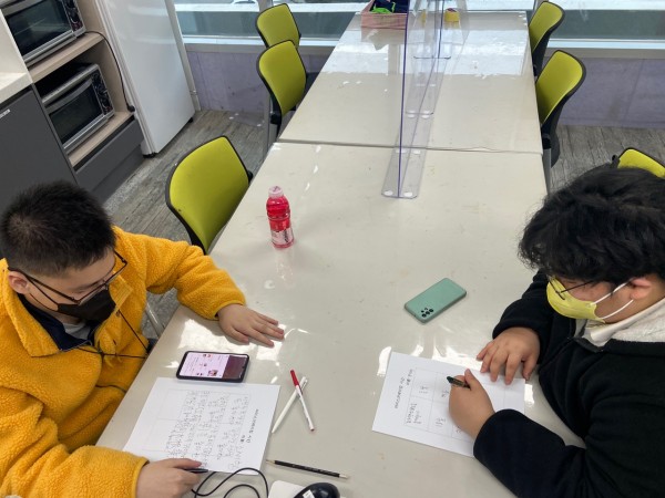 나이와 좋아하는 동물과 좋아하는 음식 등을 작성하고 있는 모습입니다