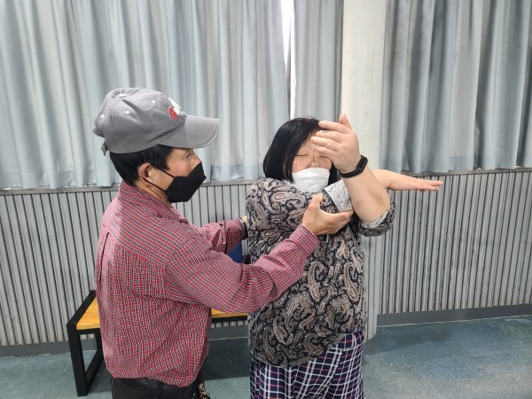 어깨이완스트레칭