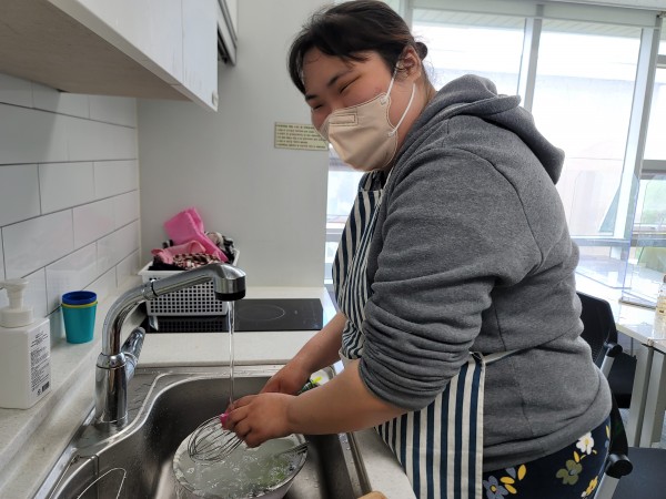 설거지하는 이용자