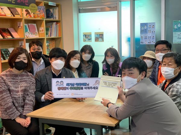 이용자 대표,이용자 가족 대표가 선거개선 관련 서명부 전달하는 사진