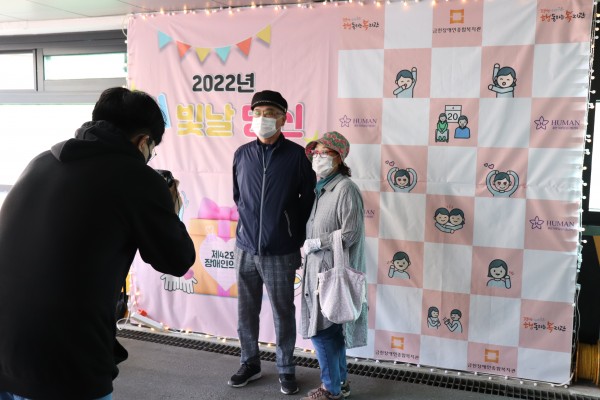포토존에서 사진을 찍는 모습