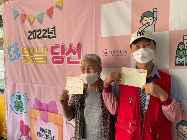 포토존에서 사진 찍는 중