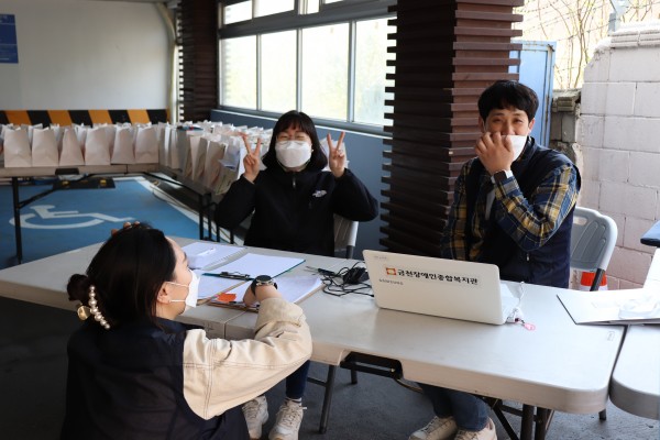 떡나눔을 진행하는 직원들