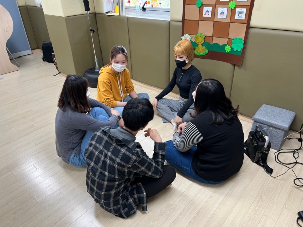 쉬는 시간 다 같이 소통하는 모습