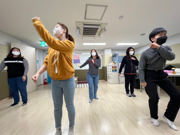 다시 열심히 춤추는 모습