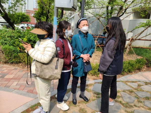 프로그램 문의하는 주민