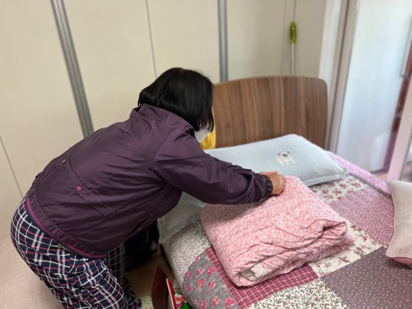 의복과 이불 정리하는 모습