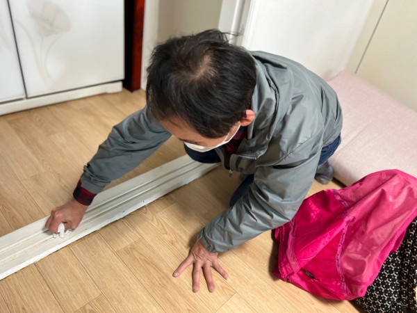 구석구석 청소하는 모습