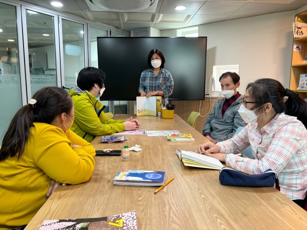 문해교육 수강하는 모습