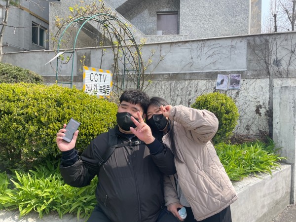 꽃길을 걷고 있는 이용자의 모습
