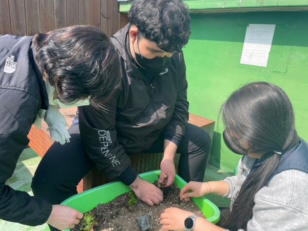삽으로 흙을 퍼내는 이용자의 모습
