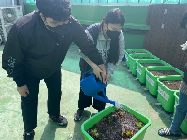 물조리개로 물을 주는 모습