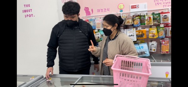 물건을 고르는 이용자의 모습