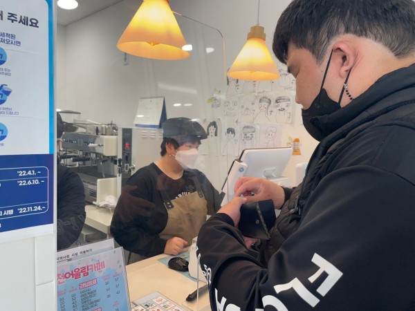 카페를 이용하는 이용자의 모습