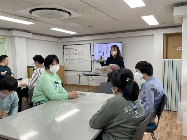 구연동화 하는 강사님과 경청하는 이룸라온