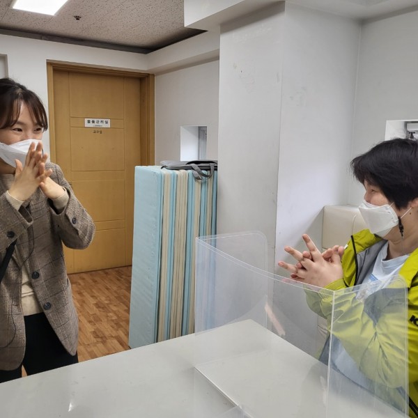 동화 내용대로 손씻는 동작 해보는 모습