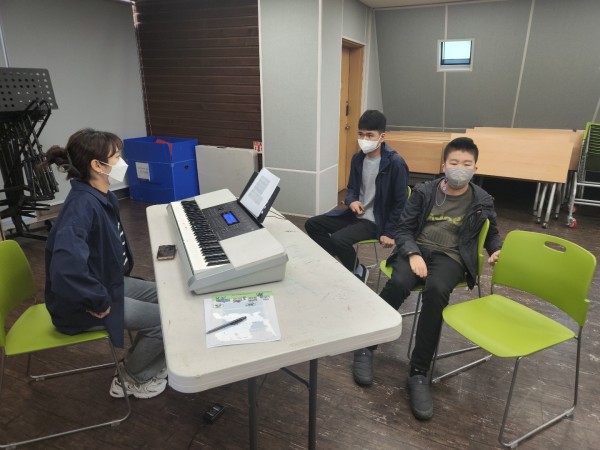 음악프로그램에 참여하는 모습