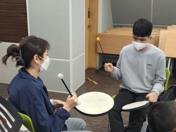 박자에 맞춰 북을 쳐요