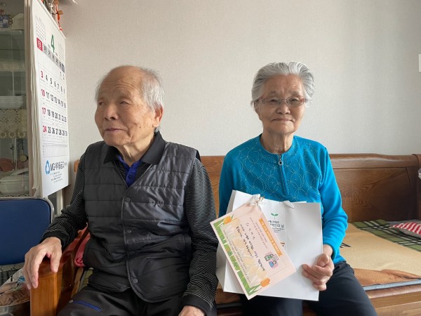 도시락을 받은 후 인증사진