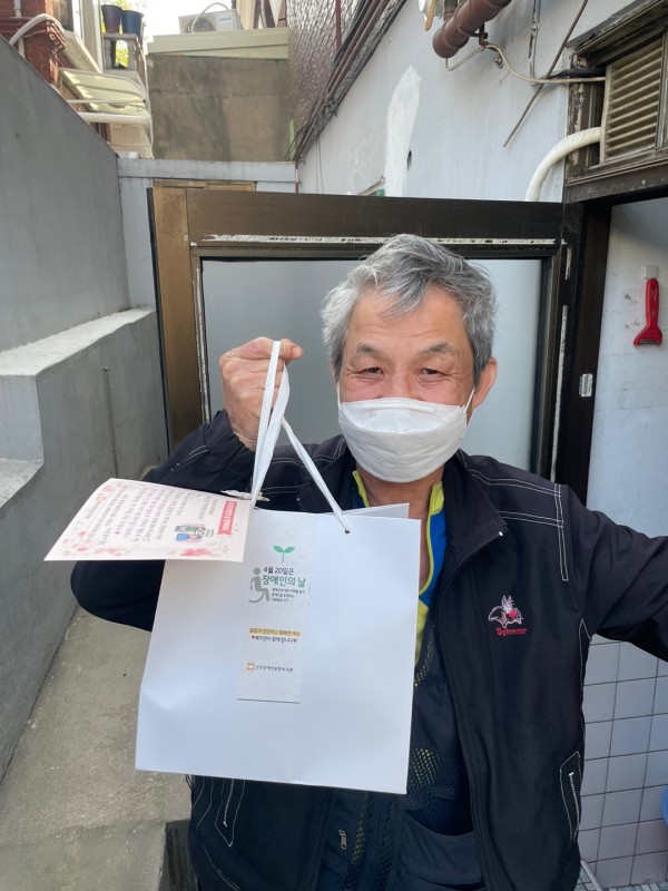 도시락과 함께 사진 찍는 모습