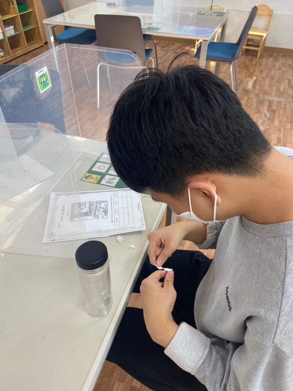 스스로의 힘으로 aac 스티커를 떼는 모습입니다