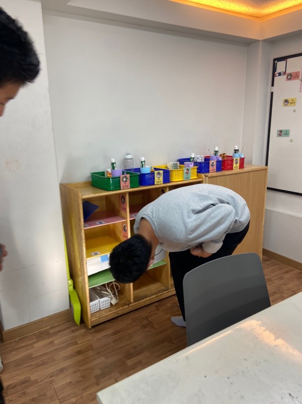 꼭꼭 숨겨진 물건을 찾고 있는 모습입니다