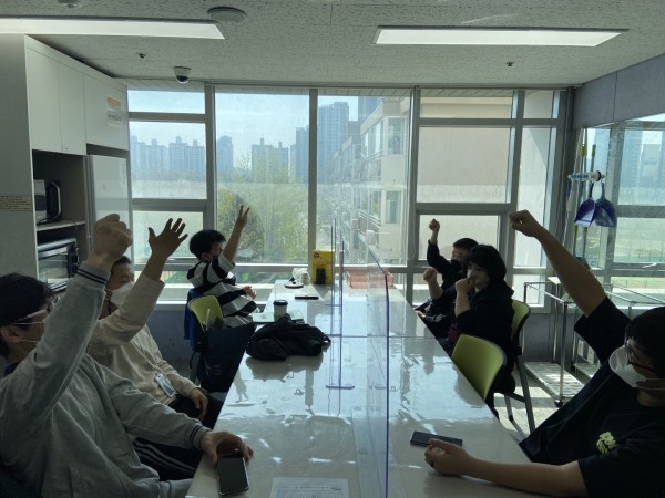 가위 바위 보를 통해서 팀을 정하는 모습입니다.